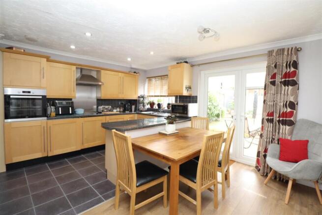 Kitchen/ Dining Room