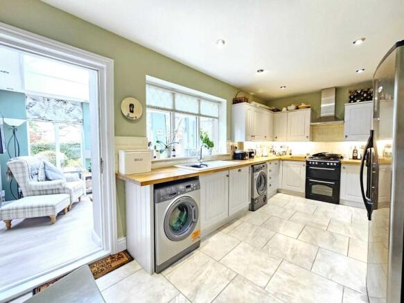 4 bed Semi-Detached for sale Image 5