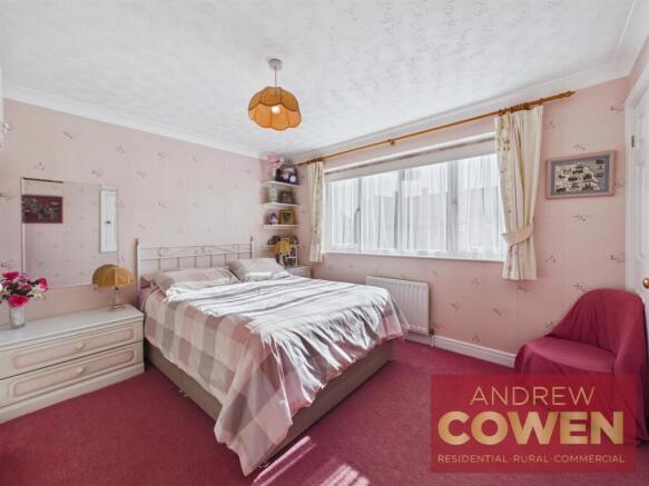 4 bed Detached for sale Image 9