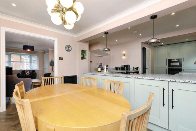 5 bed Detached for sale Image 5