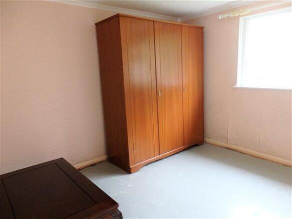 BACK BEDROOM 3 :