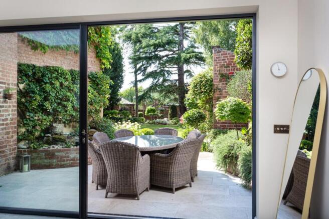 6 bed Semi-Detached for sale Image 6