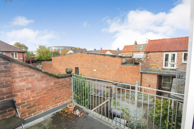 2 bed Terraced to rent Image 9