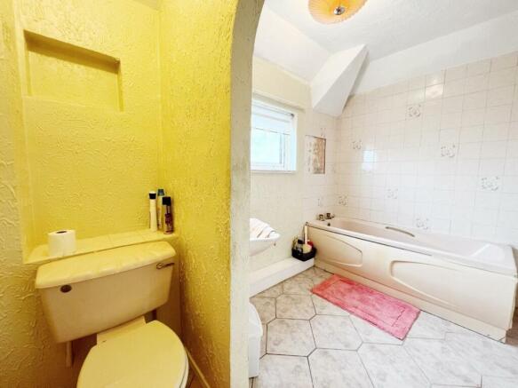Bathroom pic 1.jpg
