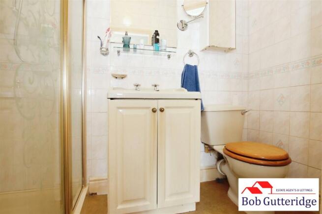 EN-SUITE SHOWER ROOM