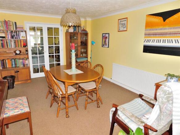 DINING ROOM 1.JPG