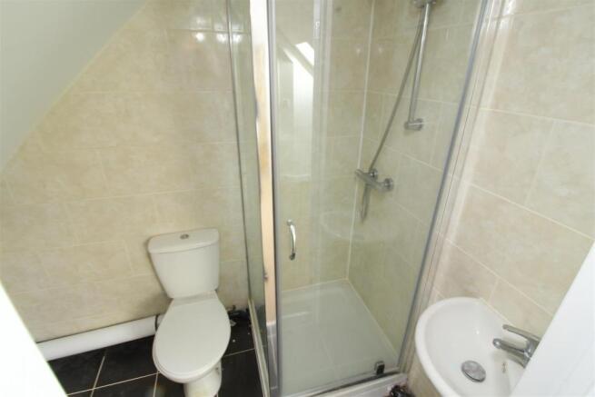 28 Bed 3 en-suite.JPG