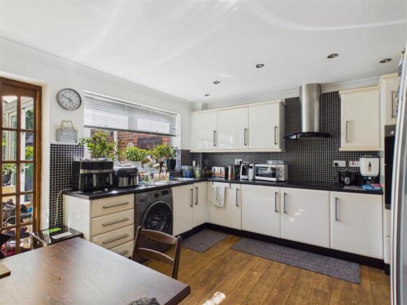 3 bed Semi-Detached for sale Image 4
