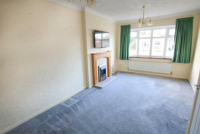 OPEN PLAN LOUNGE / DINING AREA