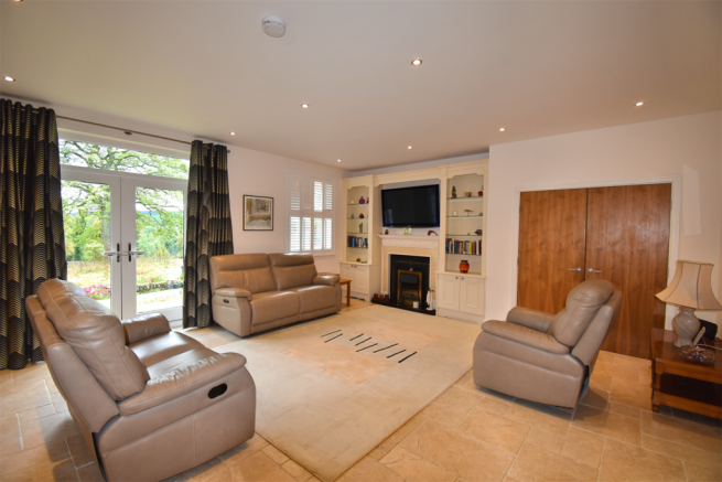 Sitting / Dining Roo