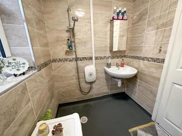 ALTERNATE VIEW OF WET ROOM
