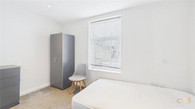 4 bed House to rent Image 6