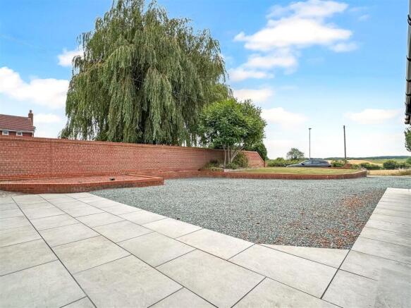 Extensive Gravelled Driveway 864