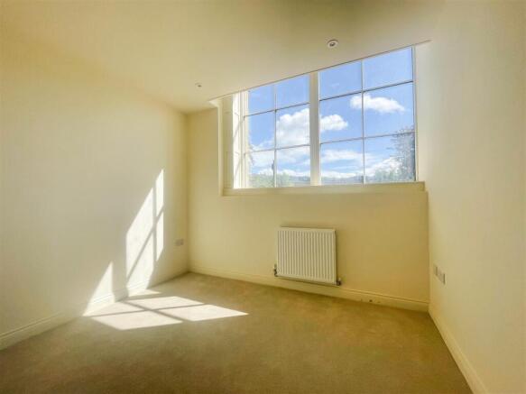 5 bed Apartment to rent Image 8