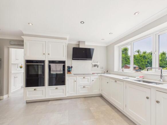 5 bed Detached for sale Image 6