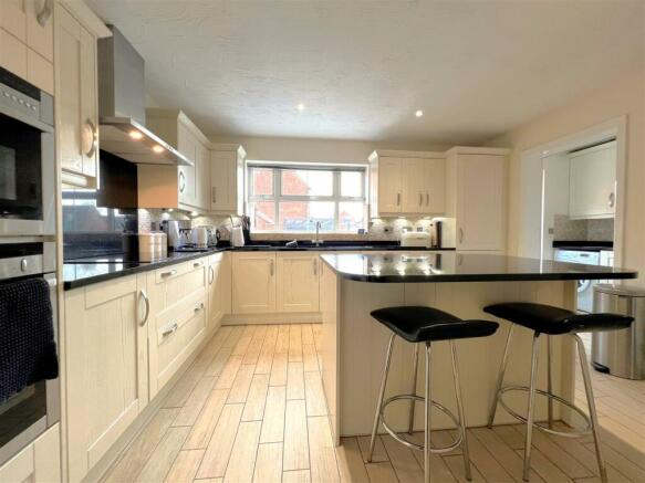 kitchen 2.jpg