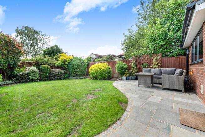 Woodside, West Horsley, Surrey, KT24 6NA photo 3