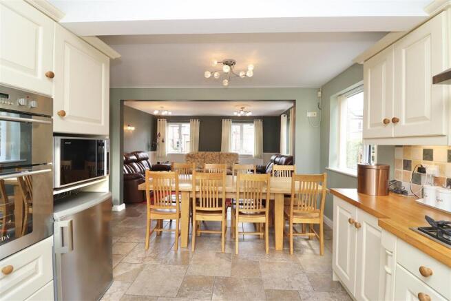 4 bed Detached for sale Image 6