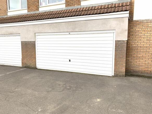 DOUBLE GARAGE (No 15)