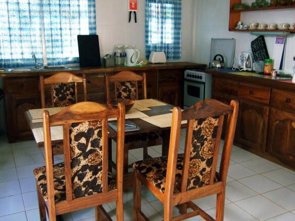 KITCHEN/DINING AREA