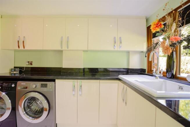 8386342-interior14.jpg