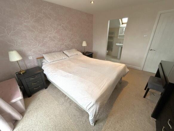 4 bed Semi-Detached Bungalow for sale Image 8