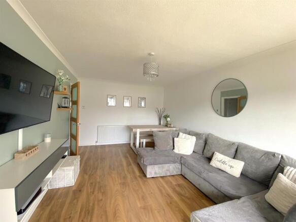 10 Belmaine Ct - Lounge2.jpg