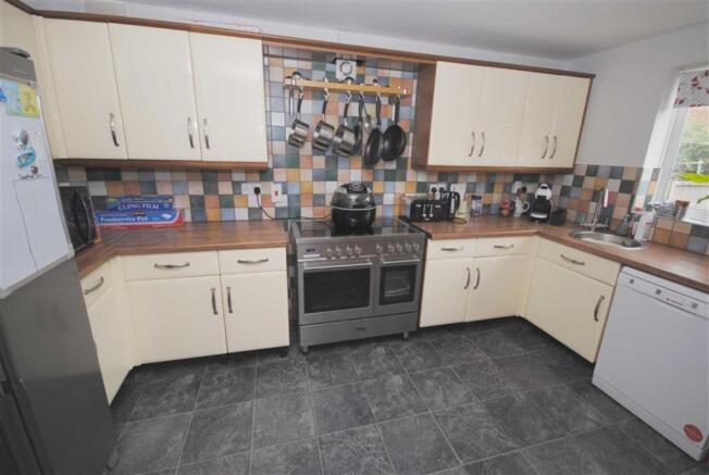 FITTED KITCHEN