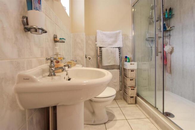 EN-SUITE SHOWER ROOM