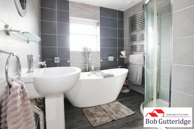 FIRST FLOOR FOUR PIECE FAMILY BATHROOM