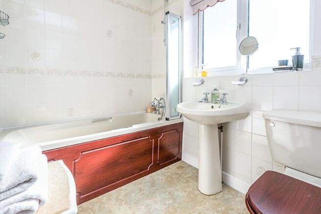 Family Bathroom / WC