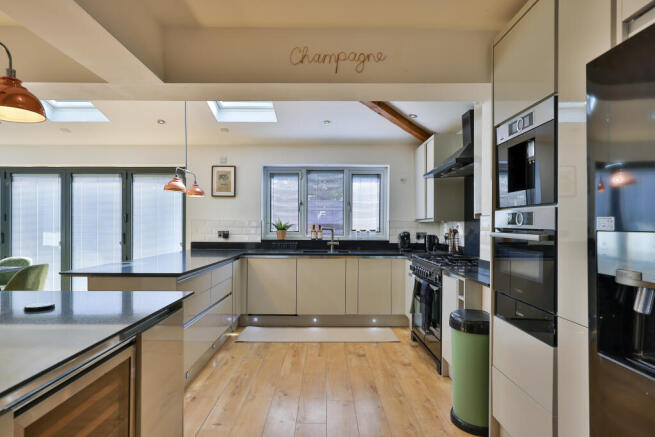 6 bed Detached for sale Image 5