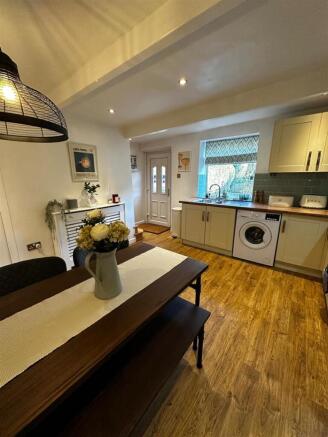 2 bed Terraced to rent Image 5