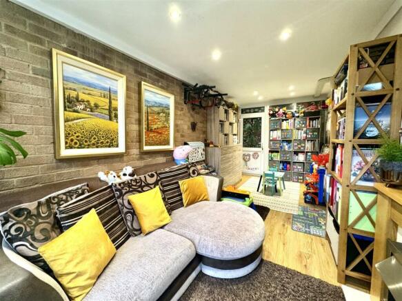 PLAYROOM/SNUG