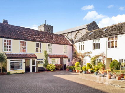 Strangers Court, Ever imagined living right in the heart of a fine city? Pottergate, Norwich