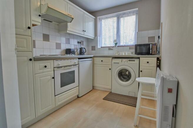 FITTED KITCHEN TO REAR