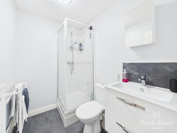 5 bed Detached for sale Image 8