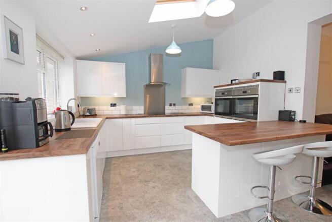 EXTENDED FITTED KITCHEN / BREAKFAST ROOM