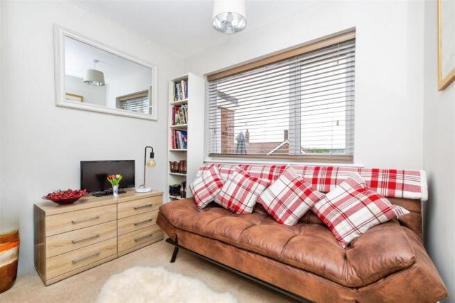 4 bed Semi-Detached Bungalow for sale Image 7