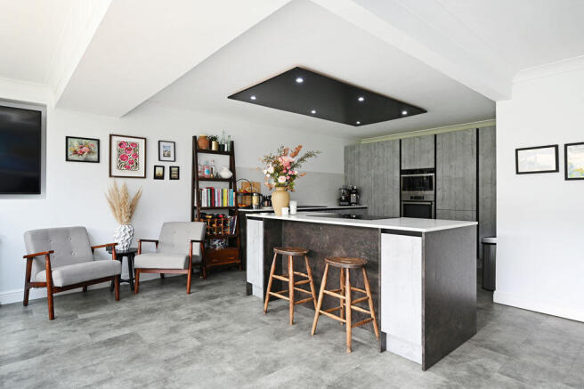 5 bed Detached for sale Image 9