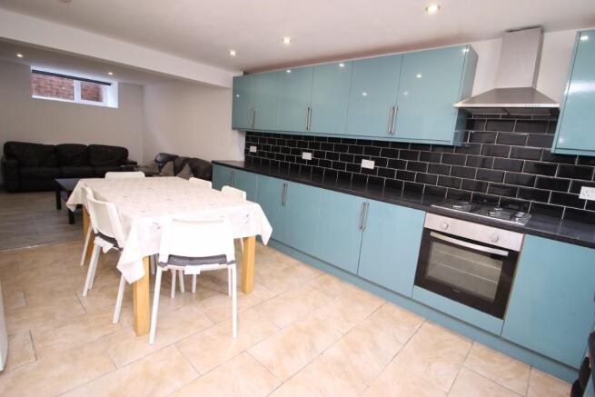 6 bed Terraced to rent Image 6