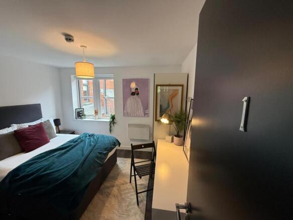 6 bed Apartment to rent Image 12
