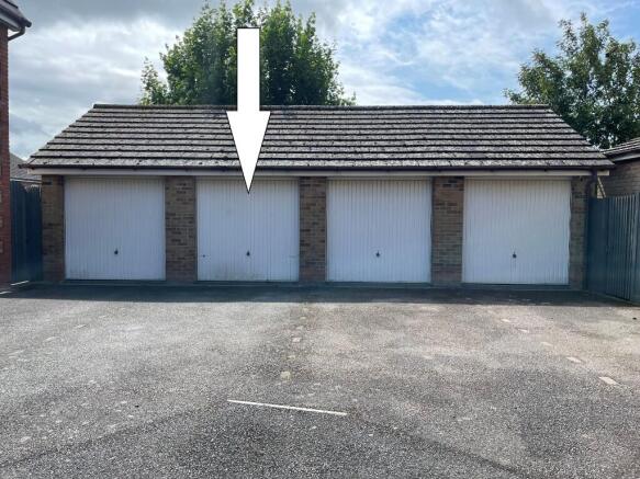 Garage in Block