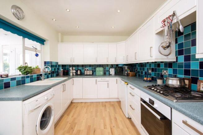 Light Airy Kitchen 