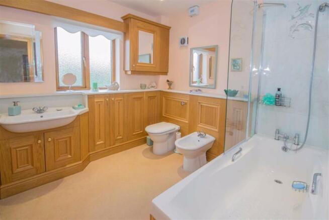 FAMILY BATHROOM