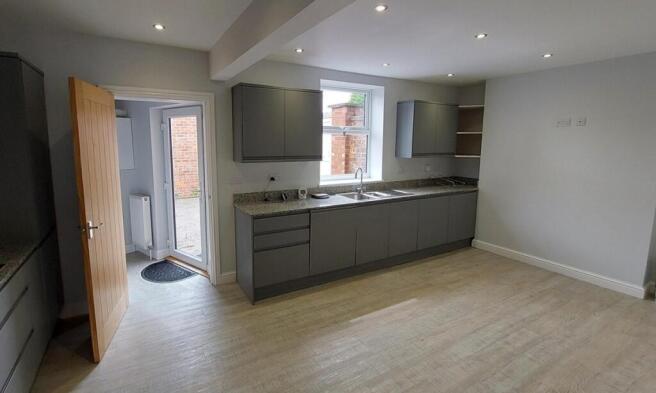 3 bed Semi-Detached to rent Image 4