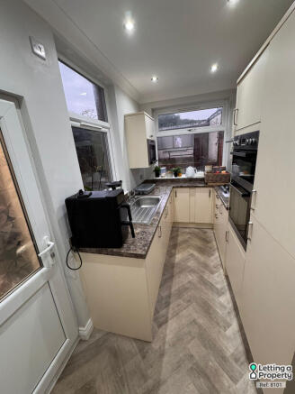 3 bed End of Terrace to rent Image 4