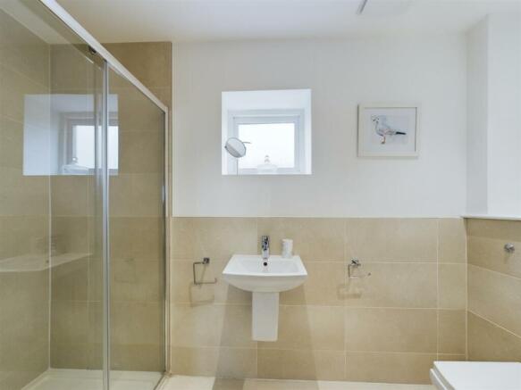 bed 2 ensuite.jpg