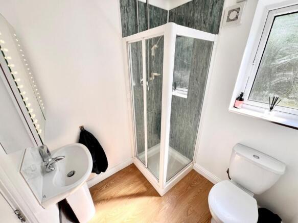 4 bed Detached to rent Image 7