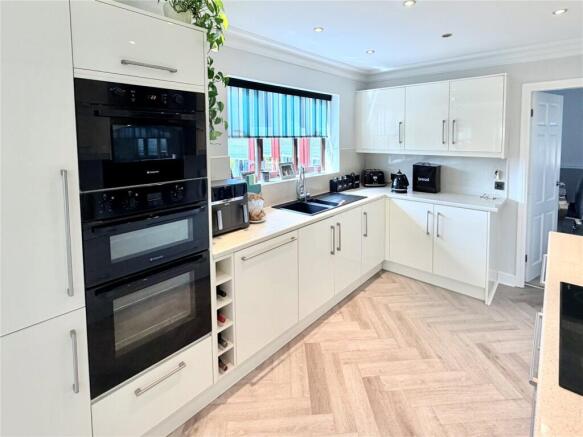 4 bed Detached for sale Image 7